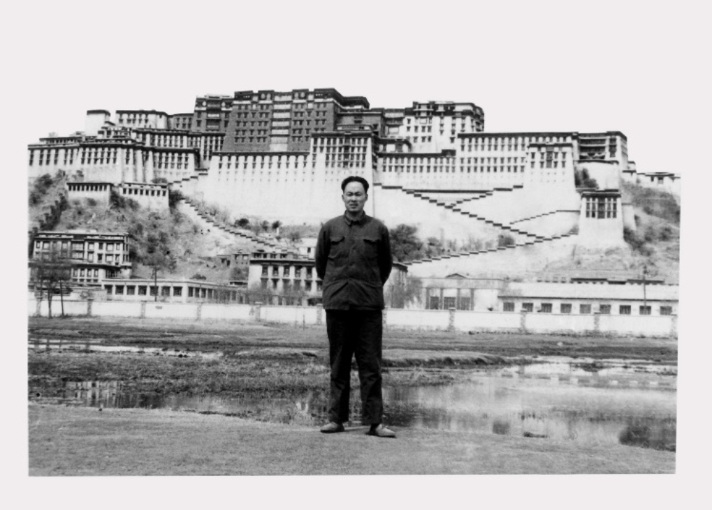 E:\221107\谢庆奎老师后事\谢庆奎老师纪念专栏\四、谢庆奎珍贵照片\1976年10月中旬，谢庆奎带领北大国政系部分工农兵学员到西藏实习。这是在拉萨市布达拉宫前的空地上。.jpg
